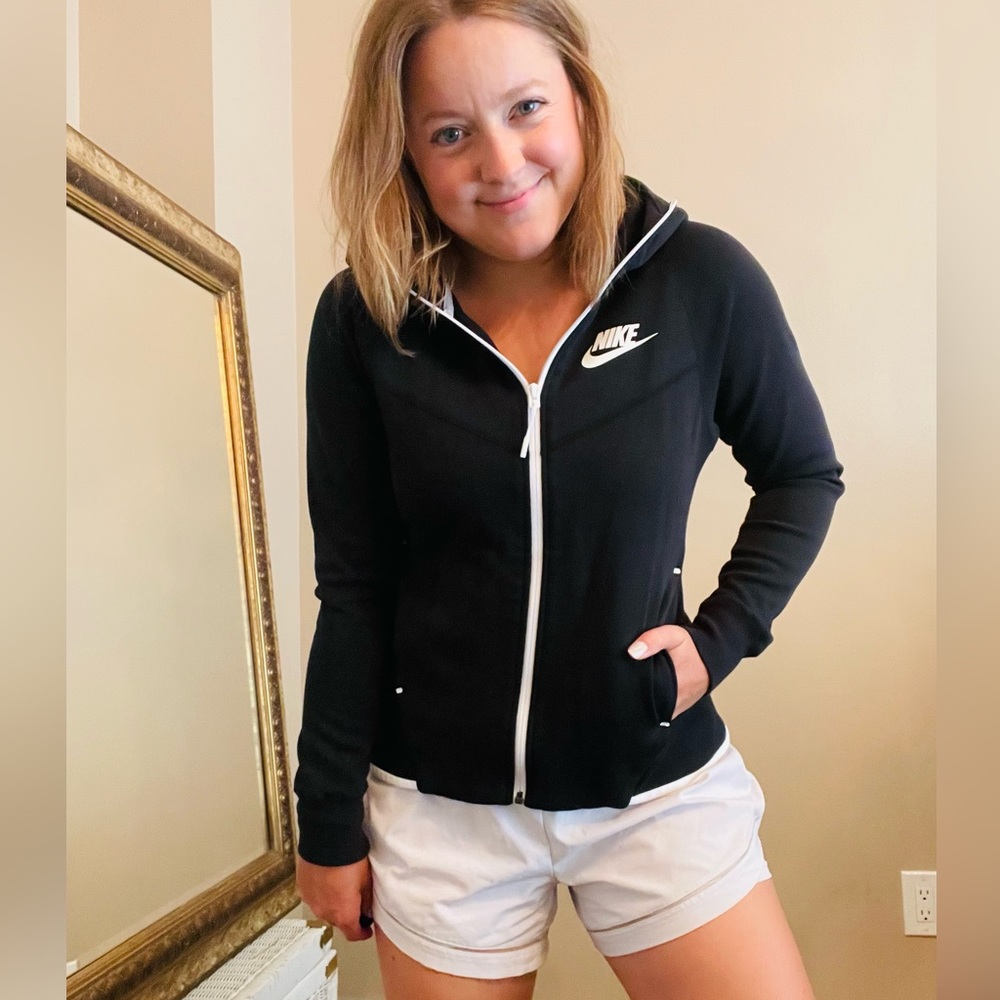 Nike Fitted Zip-up LIKE NEW

Size: Small

Brand: Nike

Color: Black